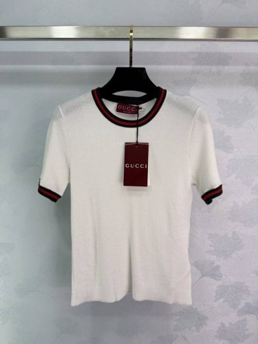 gucc*白色针织短袖 经典红绿条纹设计，时尚百搭！百搭不过时。1色3码是Sml 。T226B