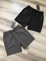 Lululem*N丨露露 3M反光小标烫印男女款健身运动跑步快干短裤五分裤. 颜色：碳灰 黑色. 工艺：3M反光印花. 材质：氨纶 聚酯纤维混纺透气速干面料 尺
