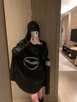 上新 Miumiu 缪缪 25Ss重工烫钻字母Mm 衬衫 颜色：黑色 白色 码数：Sml S码推荐： 80~100 M码推荐：100～115 L 码推荐： 11