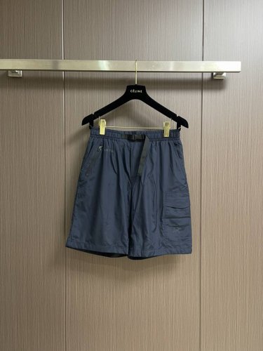 Arcteryx 始祖鸟2025春夏季运动短裤。原版裤型上身休闲百搭、随性慵懒范，高级定制进口定织平纹立体有型微弹面料，拼接压花工艺 舒适感爆棚。高端大气 尺码