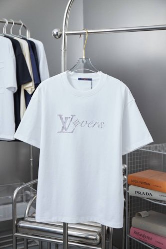 LV 25Ss早春新款 Lv虹彩竖纹印花短袖 轻奢主义 男女日常通勤穿搭必备单品 正确版本 欢迎对比 详细特征 320克100% 纯棉双纱汗布面料 同缸定染特种