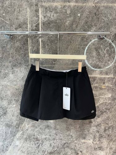 新品上架Alo 25夏季新款 真的是辣妹必备单品 终于知道白女为什么超爱的牌子 外面看是简单的西装裙设计 内里暗藏玄机 拼接弹力Alo织带 撞色设计 还有衬裤不