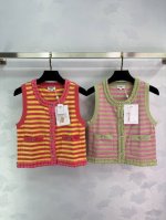 Chane*2025新品上架 手工花边针织马甲 定制Yb羊绒纱线织造 质感高级舒适 平口针织马甲剪裁 通体双色条纹纹路交织领口延伸至前襟衣摆以穗状花边勾勒 青春