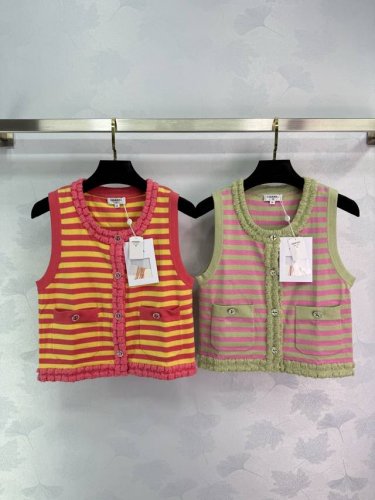 Chane*2025新品上架 手工花边针织马甲 定制Yb羊绒纱线织造 质感高级舒适 平口针织马甲剪裁 通体双色条纹纹路交织领口延伸至前襟衣摆以穗状花边勾勒 青春