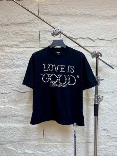 顶奢级手工臻品 Good Brand珍珠标语Logo短袖T恤 男女通杀的潮流王炸单品来袭 这是本季热度鼎峰之作 更是万众翘首以盼的时尚圣物 每一处细节都在诠释什