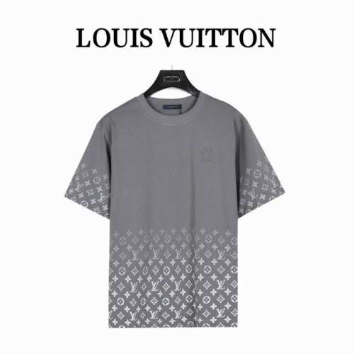 louisvuitton 路易威登 袖子渐变短袖T恤 男女同款全新美学灵感趣味设计,渠道性质精品。让整体造型设计更加优雅时尚，今夏最火系列，无数明星潮人追捧。裁