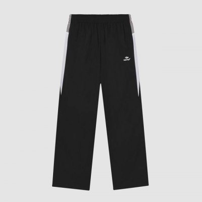 外套：8225# 裤子：8226# 2025Balenciaga 3B Sports运动套装 最高版本 进口尼龙功能性面料，经纬三线混纺，手感舒适透气。采用3D