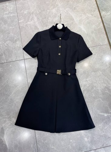 上新 独家爆款高级小黑裙 25Ss Miumi*白鹿同款高品质腰带短袖连衣裙 修身收腰版型的polo领小黑裙 腰身掐的刚刚好 显腰细又不会缩短比例 搭配定制的Y