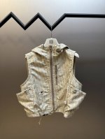 Dior 米色塔夫绸提花连帽马甲 这款连帽马甲饰以经典的 Oblique 印花。采用米色塔夫绸提花科技面料精心制作，搭配拉链开合、两个口袋，原版开模五金配件，抽