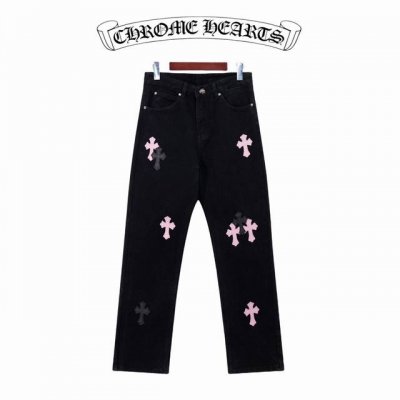 款 号：X035黑粉 这款Chrome Hearts Ch 香港城市限定系列牛仔裤，。 配色 黑粉配色，将初荷红牛仔布与粉紫牛胎皮大胆拼接，完美融合香港的活力动