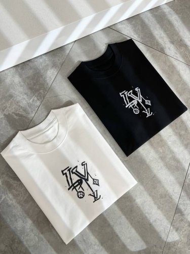 louisvuitt*路易*登 2025春夏全新系列单品上线，非常时髦前卫的一款男女同款短袖T恤，标识Logo图案印花修饰！区别于以往的不同，宣示品牌传承多年的