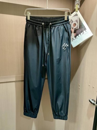 lv 2025 天丝锦纶四面弹春夏休闲裤 美学的焕新诠释,演绎浓郁的格调型时尚风范,细节感和设计感强悍.经典品牌标识做为色彩搭配,演绎经典的品牌时尚,为整体造型