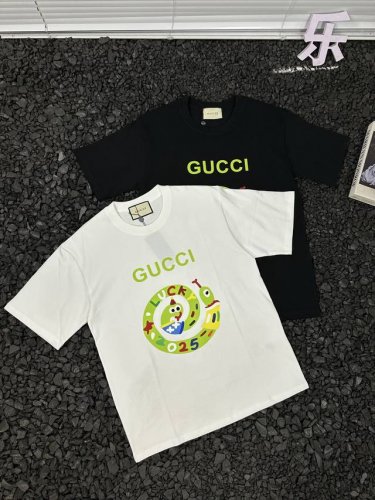 古驰Gucci 套头重磅圆领绕圈双头可爱小蛇印花Logo山系情侣款透气短袖T恤 男女同款 谁说奢华不能卖萌？古驰这款绕圈双头小蛇印花T恤，打破常规设计，将品牌经
