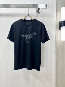 200。Hemes 爱马仕 高定面料 2025春夏新品上市时尚经典圆领短袖时尚单品设计，更加时尚舒适，高标准定制，上身非常有型，胸前品牌经典Logo 图案 客供