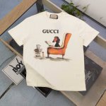 高版本 2025新款Gucci古驰阅读狗子字母图案Logo印花休闲情侣短袖T恤，独一无二的活性环保面料染色，32支双纱精梳纯棉爽滑手感，纯棉不起球不起毛，面料采