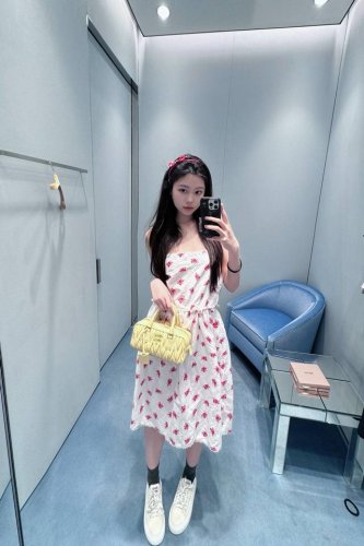 miumi* 25Ss春夏新款 矢车菊小红花解构式吊带裙丨独家高版出品！一衣多穿法背心拆扣蓬蓬半裙，刺绣水溶花边设计甜酷兼备减龄少女穿搭。不挑人版型上身巨显瘦！