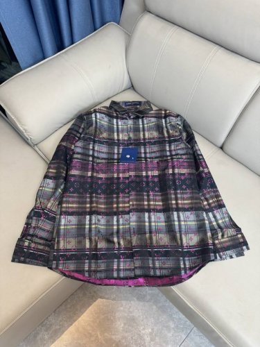正确三标版本 炫彩格纹提花长袖Lv衬衫 轻奢主义 男女日常通勤穿搭必备单品 详细特征 定制涤棉色织大提花混纺面料 激光定位裁剪 定制原版黄铜Logo 电镀喷漆