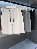 新品 2025Ss夏季新品 Pr*Da 科技压胶运动休闲五分裤 科技面料 防水户外面料 经典裁剪裤型永不过时.拼接侧边条纹设计呈现现代简约的时尚魅力 弹力棉,手