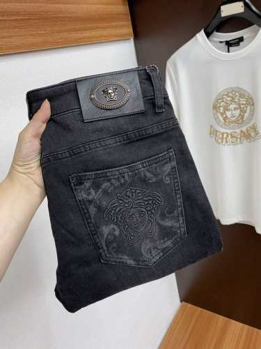 范思哲 2025Ss早春 新品 原单男士水洗牛仔裤纯血统 每季必出的类型，无需质疑的热卖王牌单品，符合四季最佳的搭配色号 整体的风格延续了Slp的基调，通体融入