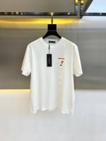 阿玛尼、2025春夏男士新款经典Logo圆领短袖T恤。进口纯棉面料， 冰感棉 面料手感丝滑柔软，透气亲肤性极佳，着身无比的舒适，整体质感相当之高！衣身胸前标志性