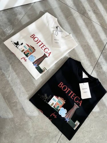 bottegavene*A宝*嘉 2025春夏新款男士短袖T恤，这是今年目前为止最牛批的一款纯色高品质面料！！！衣身Logo图案印花设计！光是这些就足够吊打市面