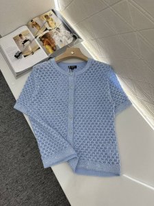 chane*2025新品上架 珠片银丝针织短袖开衫 定制Yb进口纱线织造 质感高级舒适 圆领针织短袖开衫剪裁 优雅黑粉蓝白四色可选 面料穿插银丝 满身细闪珠片