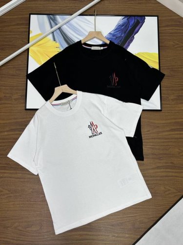 蒙口两色纯棉T恤短袖情侣男女同款刺绣Logo. Moncler 蒙口两色红蓝白黑拼色刺绣标情侣款短袖T恤 Moncler蒙口短袖T恤的价格p其实蛮有优势的 去过