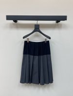 Miumi*25春夏新品蓝灰拼色压褶半裙，高级配色帅气又拉风，轻松打造时尚换季造型。定制进口面料质感超赞。可甜可盐气质减龄少女风上身百搭不挑人！完美做工品质看细