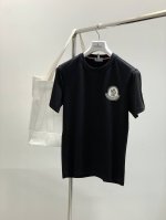蒙口 纯棉 印花短袖 工坊重磅定织定染而成 经过酵素洗工艺 将面料蜕变成非常舒适且质感十足的特质 柔软度极好 细节精湛考究 品相一流 时尚宽松型剪裁 混搭效果极