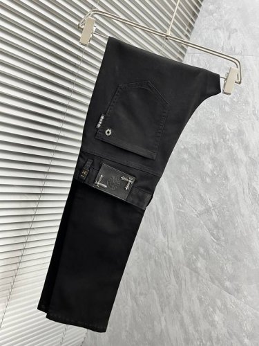 克罗家 春夏男士休闲牛仔裤....... 客供牛仔面料打造 质地柔软又不失筋骨，手感干爽有韧性 裤身配以品牌经典徽标，灵魂般的点缀 各项指标皆为上品，自然带来极