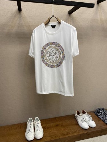 Versace，范思哲经典新款男士短袖T恤，这款可以说是Vst恤里的鼻祖款之一 采用流行元素车绳绣*绣珠片水晶钻工艺相结合成经典美杜莎系列！！进口烫片、水晶钻在