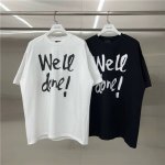 We11Done 字母印花 宽松圆领短袖T恤男女情侣款 面料：300G双纱精梳紧密赛络纺重磅纯棉 工艺：走线均是全身三线缝制，后领织带包边延伸到肩部加固，细节井
