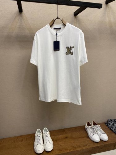 LV路易家2025Fw 本款 T 恤取材舒软棉质针织，以略微廓形升级日常造型。胸口刺绣 1V 字母灵动演绎航海绳结，巧妙道出 Nautical 系列的摩登航海格