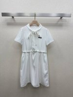25Ss Miumi *春夏系列新款绑带连衣裙 高级定制舒适亲肤棉感面料 胸前标志Logo 千金名媛的日常 腰部设计纽扣镂空设计 彰显品牌独特个性 质感超绝 显