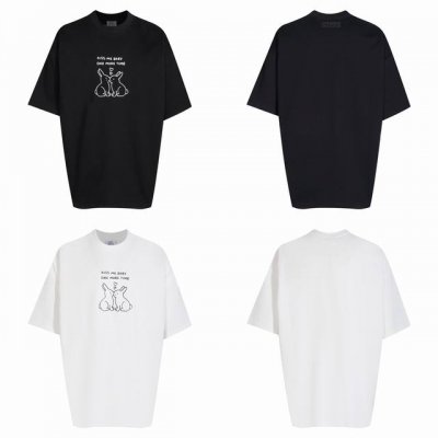 V25 顶配版 24Ss 新款 Vetement 新款“相爱兔兔”印花短袖T恤！ 采用260精梳纯棉面料及所罗娜配套螺纹，已做强力预缩水工艺久洗不易变形。 前胸