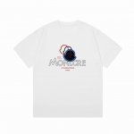 上新 款号：M1037 Moncler 蒙口 官网同款印花图案 双纱纯棉短袖 Moncler 蒙口 涂鸦三色字母直喷印花 Logo标识精致升级，灵感源自八十年代