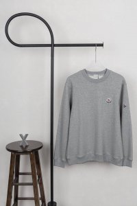 款号Xb27 moncler 蒙口胸口小标圆领卫衣 黑白灰三色 面料采用400克毛圈高克重95棉5氢纶1 1双纱洗一辈子都不会变形的 男女同款 官网细节一致 全