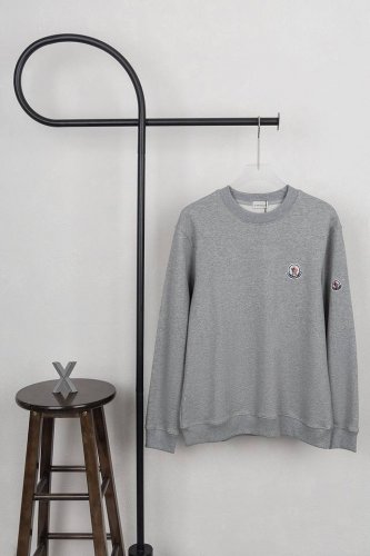 款号Xb27 moncler 蒙口胸口小标圆领卫衣 黑白灰三色 面料采用400克毛圈高克重95棉5氢纶1 1双纱洗一辈子都不会变形的 男女同款 官网细节一致 全