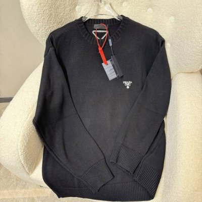 prada普拉达 prada 普拉达24*秋冬新款徽标圆领毛衣 采取以百搭的圆领设计 标志性撞色字母徽标刺绣点缀正面 黑与白交织的高级魅力 编织着高级感的无垠织