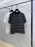 louis Vuitton 路易威登 2025Fw春夏新品圆领打底外穿T恤，立体感Logo微廓形半袖纯棉打底，手感面糯有骨感，柔而有韧性。工艺处理，韧性和抗皱性