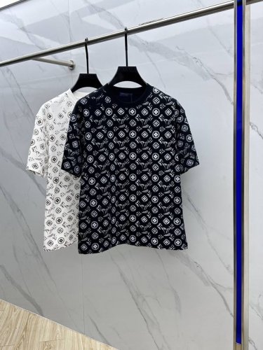 louis Vuitton 路易威登 2025Fw春夏新品圆领打底外穿T恤，立体感Logo微廓形半袖纯棉打底，手感面糯有骨感，柔而有韧性。工艺处理，韧性和抗皱性