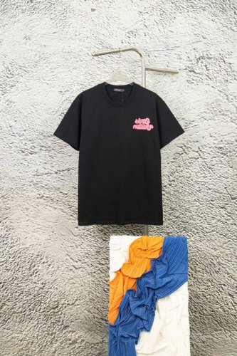 款号：Y127 Louis Vuitton路易威登新款刺绣短袖 料采用 %进口棉！高密度进口270克重面料 高温染色 后定而成！三标齐全 吊牌 吊粒 水洗 包装