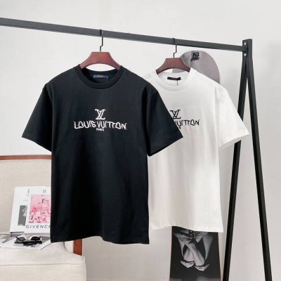 路易威登 Lv 25新款繁花刺绣短袖T恤 字母绣花还原整体立体的视觉效果。刺绣效果立体饱满。刺绣非常精细针法绵密，字体清晰且线条感和立体感强。 采用32S纯棉双