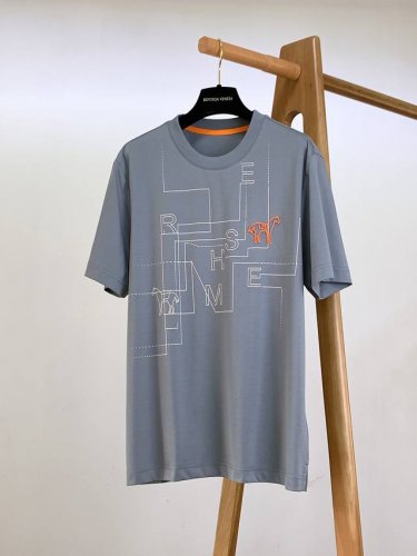 hermèS 爱马仕 2025Ss春夏新品 男士高级休闲短Tee，标志性设计衔元素，亮眼时髦，品质感档次感都足够出色。不需要过多Logo，懂的人自然明白你穿的是