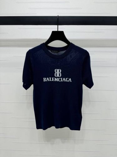 上新原单高端品质Balenciag* 2025春夏最新系列 字母徽标针织短袖 定制进口羊毛针织材质 柔软舒适 圆领针织短袖剪裁 版型包容身材 胸前撞色字母徽标