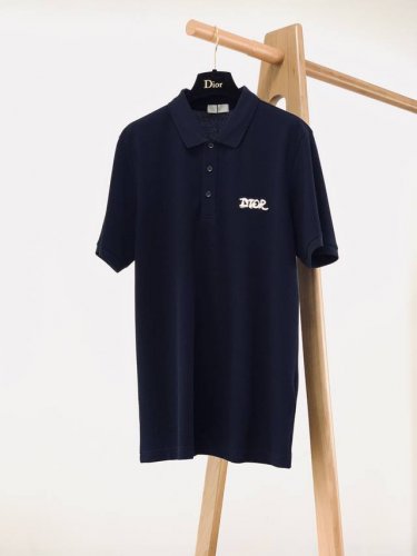 Dior Homme 迪奥 桀傲 2025Ss春夏新品 Cd刺绣起脚珠地翻领短T。非常规面料裁剪缝制 , 像毛衣一样横机提花织造！胸前精工密针刺绣标识，辨识度极