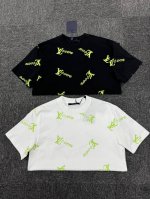 lv2025春夏新品上市时尚经典圆领短袖时尚单品设计，更加时尚舒适，高标准定制 客供辅料，客供进口高档面料质感非常细腻，细节工艺精湛考究，任何时装都可以搭配 尺