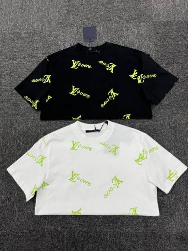 lv2025春夏新品上市时尚经典圆领短袖时尚单品设计，更加时尚舒适，高标准定制 客供辅料，客供进口高档面料质感非常细腻，细节工艺精湛考究，任何时装都可以搭配 尺