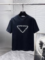 普拉达 Prada 2025Ss新款 半袖 体恤 短袖 圆领T恤，高端版本！专柜定制面料 透气舒适度高，细节无可挑剔，品牌元素设计理念，体现高品质。手感细腻柔软