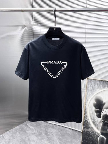 普拉达 Prada 2025Ss新款 半袖 体恤 短袖 圆领T恤，高端版本！专柜定制面料 透气舒适度高，细节无可挑剔，品牌元素设计理念，体现高品质。手感细腻柔软